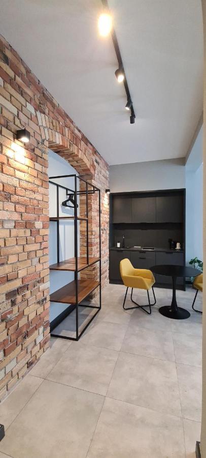 Apartsuites I Sorau Жари Екстериор снимка A micro apartment in Warsaw, Poland