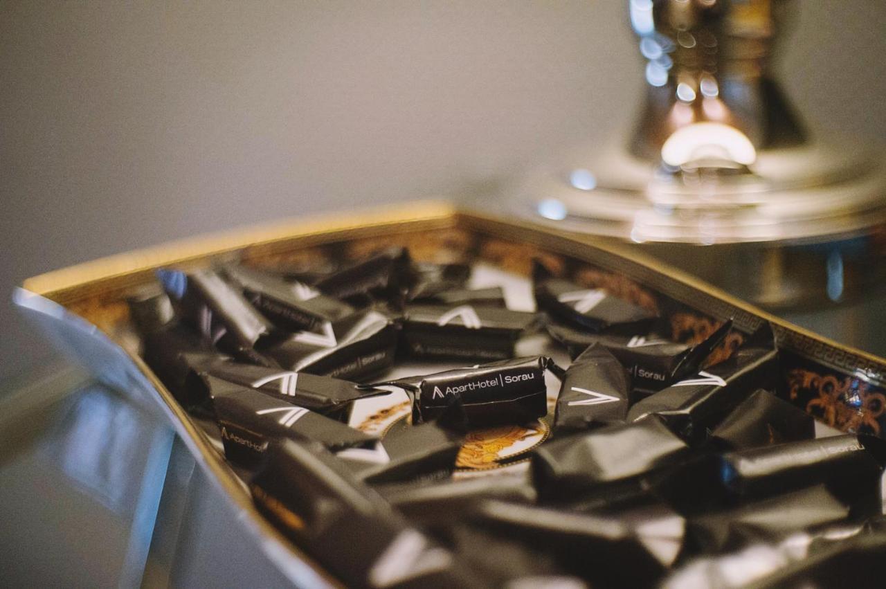 Apartsuites I Sorau Жари Екстериор снимка A box of After Eight