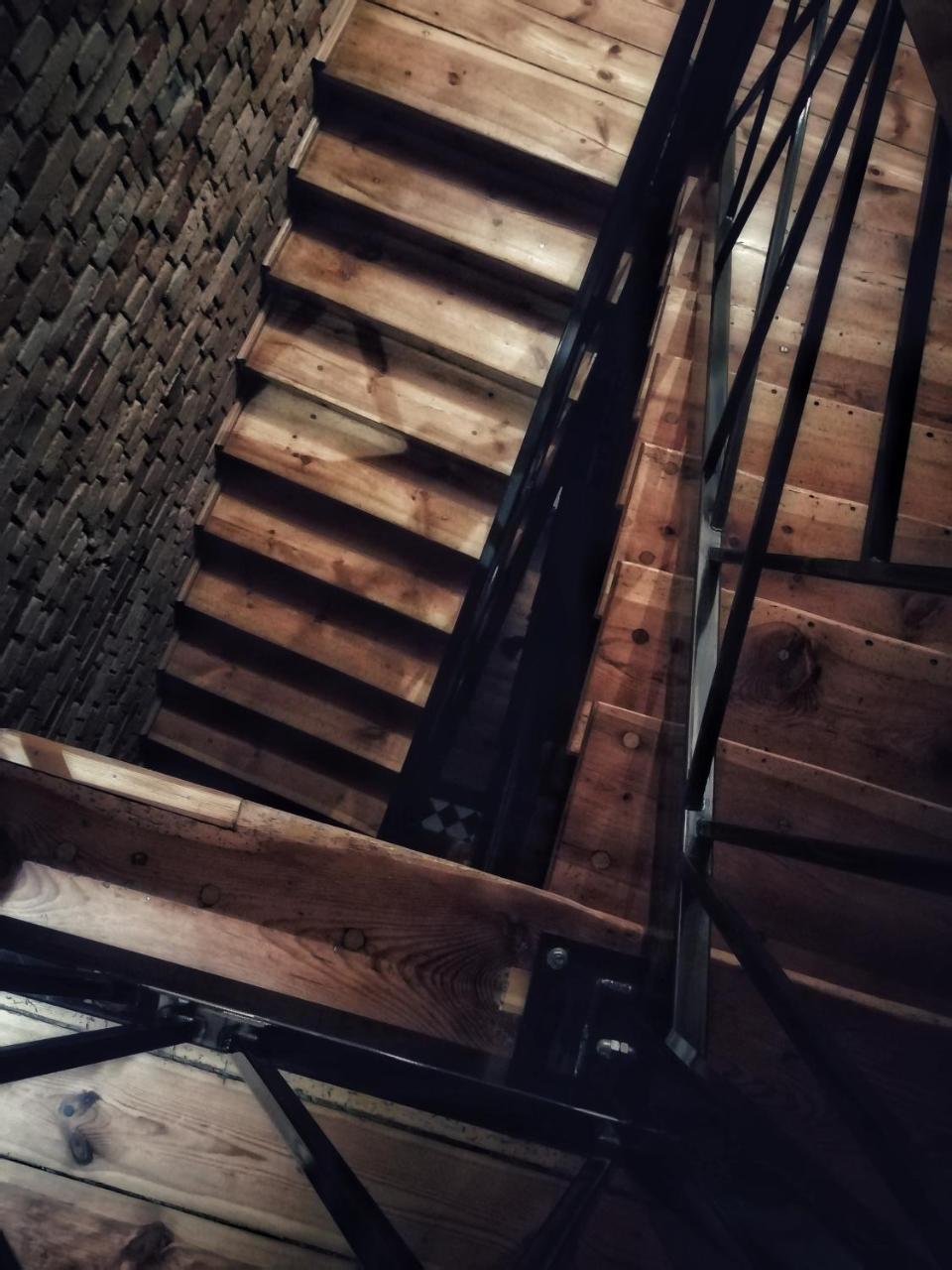 Apartsuites I Sorau Жари Екстериор снимка Stairs in the tower