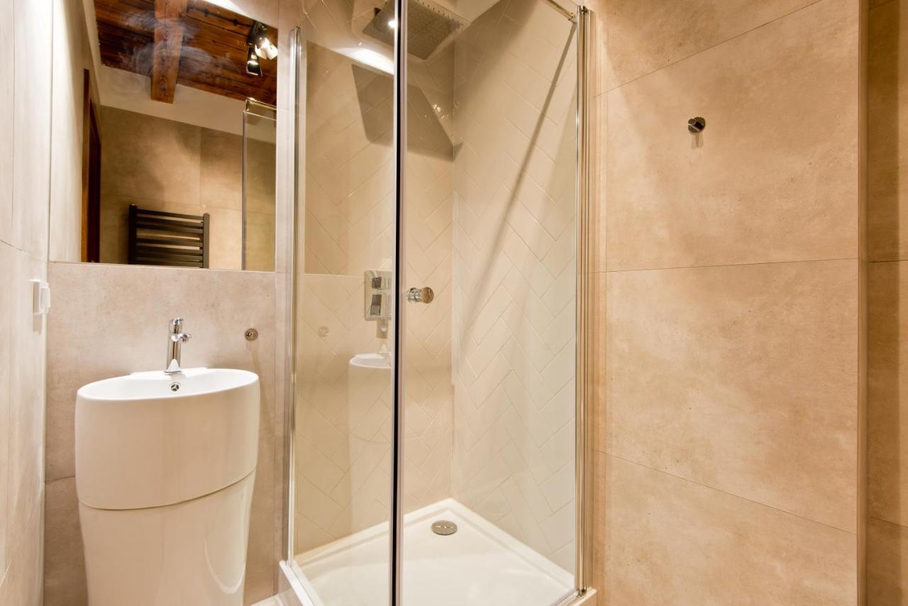 Apartsuites I Sorau Жари Екстериор снимка A shower cubicle