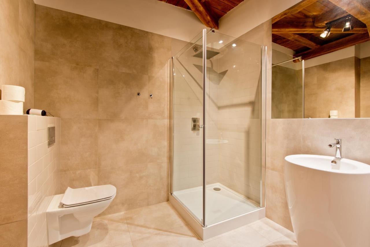 Apartsuites I Sorau Жари Екстериор снимка A shower enclosure