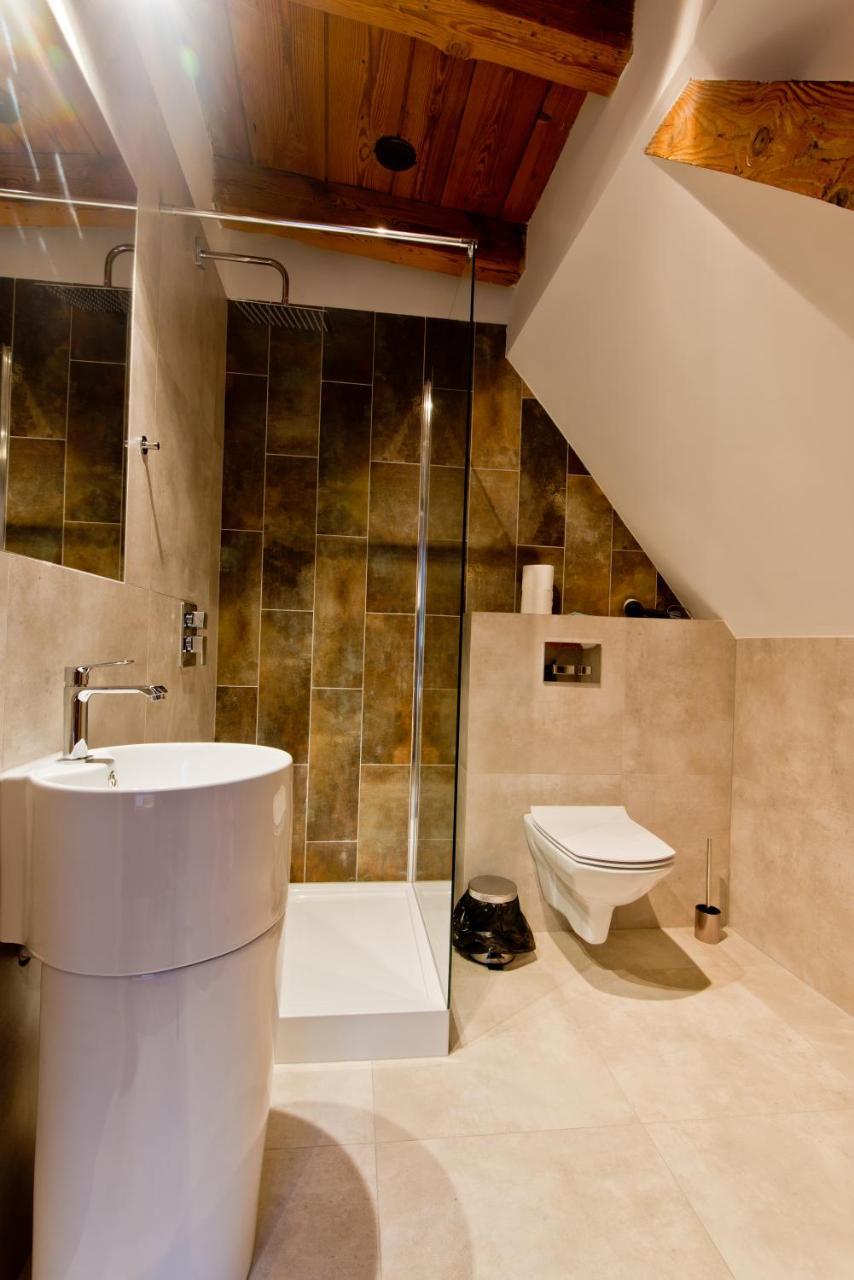 Apartsuites I Sorau Жари Екстериор снимка A wet room