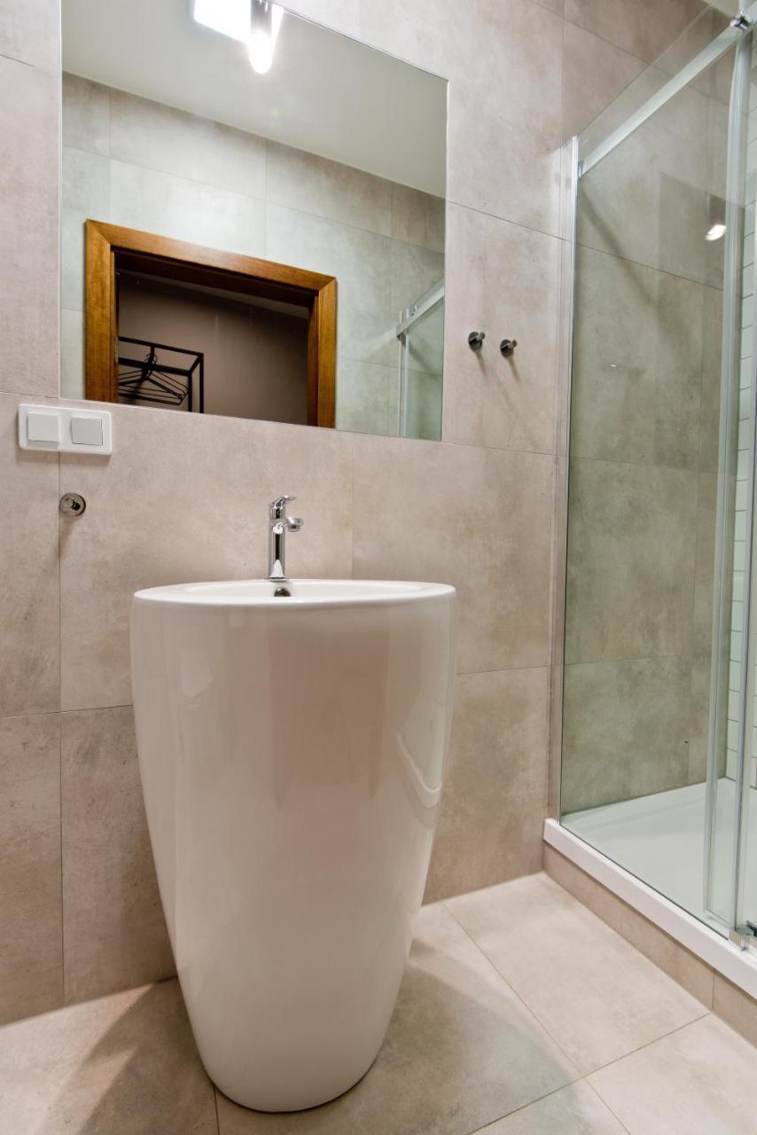 Apartsuites I Sorau Жари Екстериор снимка Bathroom