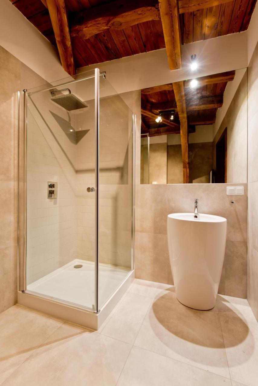Apartsuites I Sorau Жари Екстериор снимка A shower enclosure