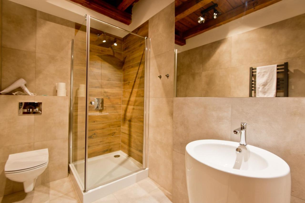 Apartsuites I Sorau Жари Екстериор снимка A shower enclosure