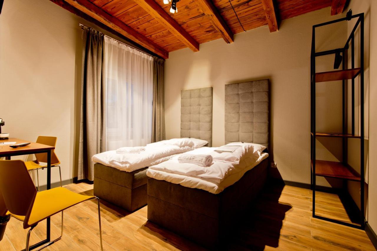 Apartsuites I Sorau Жари Екстериор снимка A room at the hotel