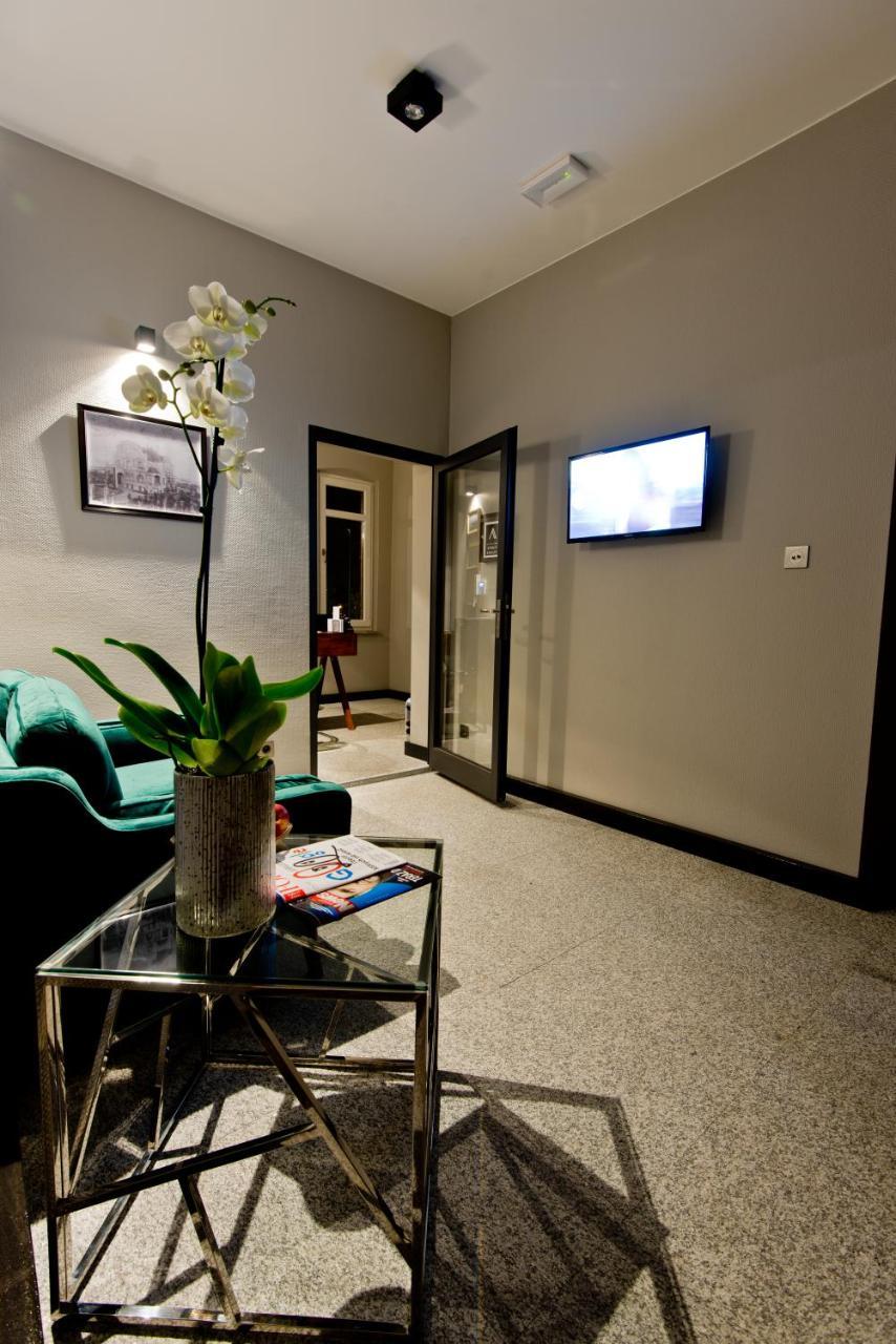 Apartsuites I Sorau Жари Екстериор снимка The waiting room at a dental practice