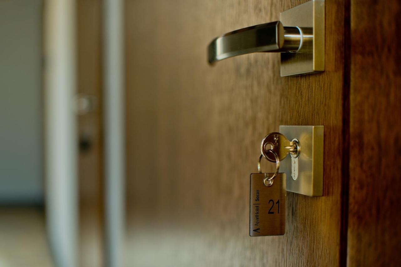 Apartsuites I Sorau Жари Екстериор снимка A door with a key in the lock