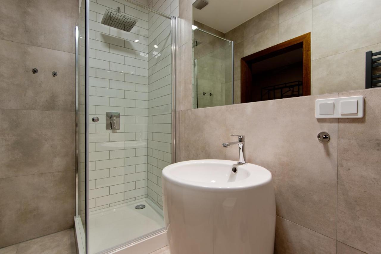 Apartsuites I Sorau Жари Екстериор снимка A shower cubicle