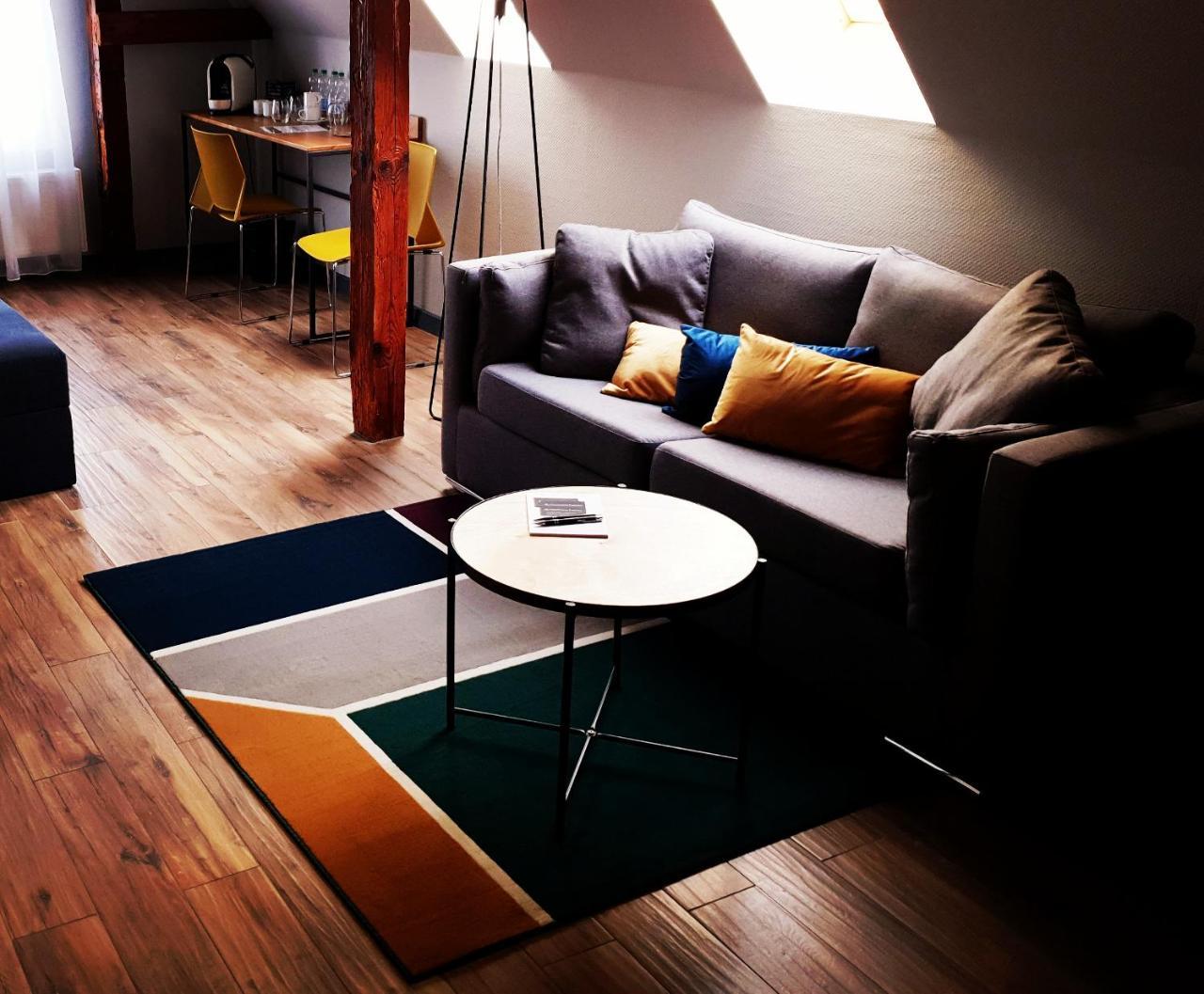 Apartsuites I Sorau Жари Екстериор снимка A living room with a sofa